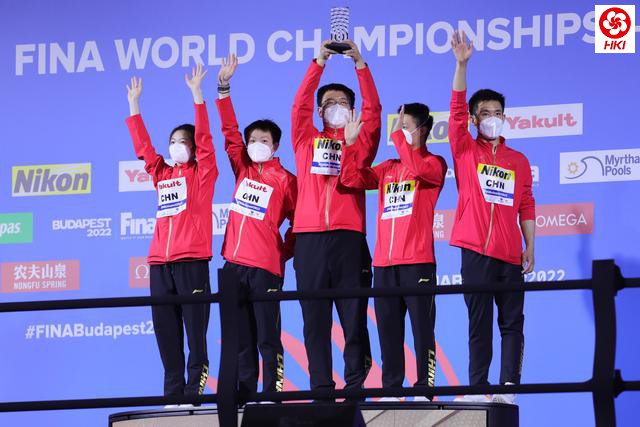 2022年7月3日，中国跳水队选手及成员在布达佩斯世锦赛最佳跳水队奖杯颁奖仪式上。新华社记者 郑焕松 摄