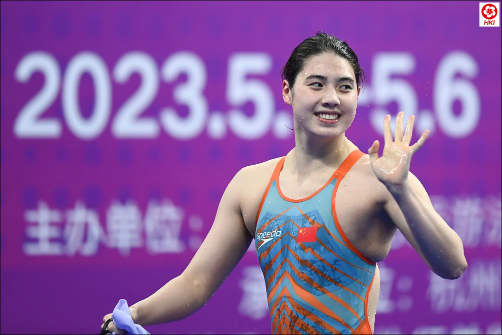 2023年5月4日，全国游泳冠军赛上，张雨霏在比赛后向观众致意。新华社记者 黄宗治 摄