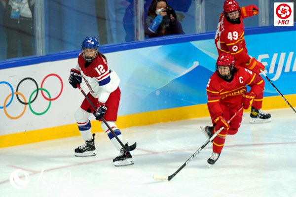 于柏巍(前右)在北京冬奥会女子冰球比赛中。人民网记者 胡雪蓉摄