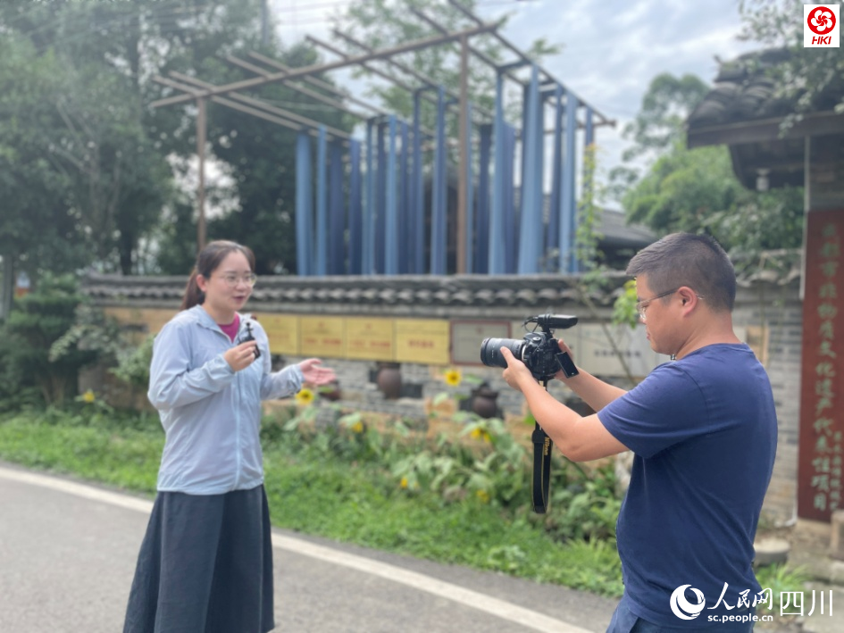 记者在蒲江县明月村采访。人民网记者 李依环摄